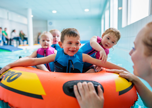 Kinderen krijgen zwemles van een lerares in zwemschool de Krabbelaar, een klant van Remon WaterWellness