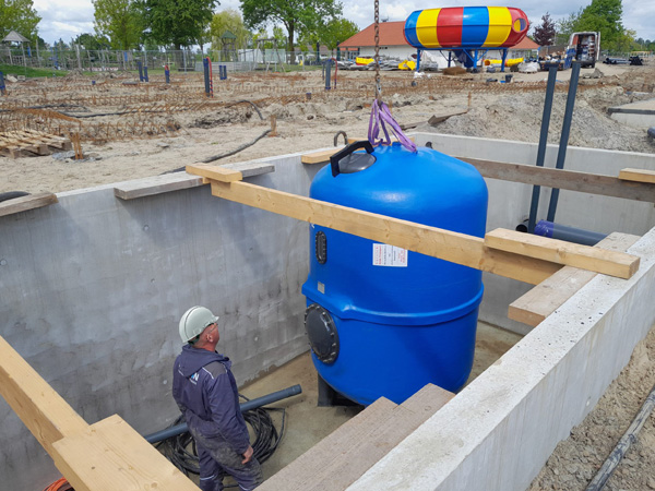 onze werkwijze - een medewerker van Remon werkt aan de bouw van een installatieruimte van een zwembad